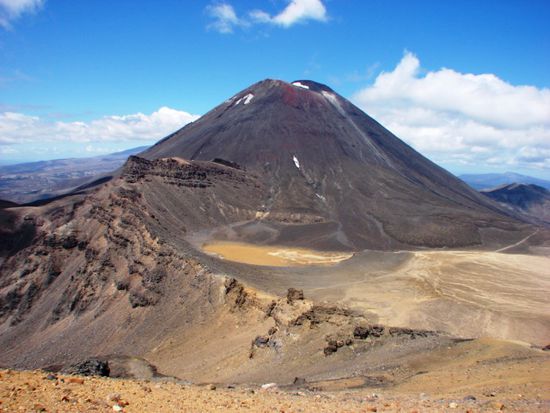 Vor dem Mt. Ngauruhoe liegt ein gewaltiger Kraterboden.
