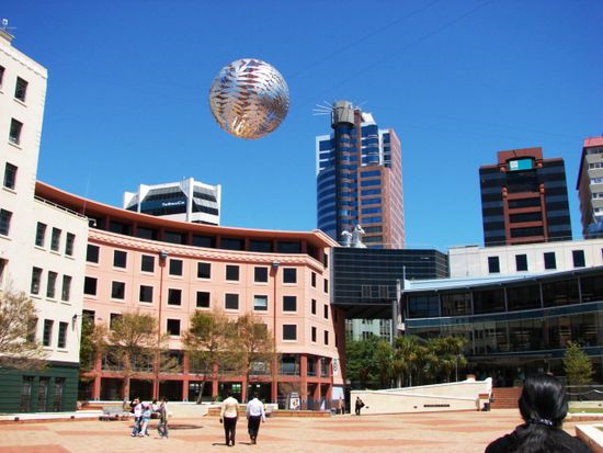 Hoch ueber dem Civic Square haengt ...