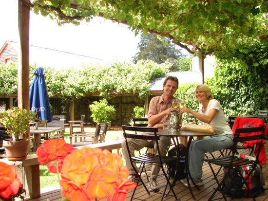 In der Spitzenwinery Neudorf kann man sein eigenes Picknick auf der Terrasse zu hervorragenden Chadonnays verzehren.