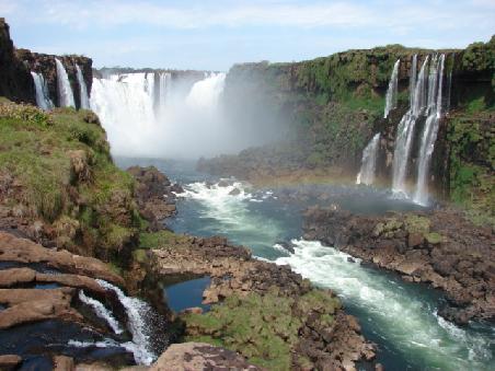 Die Teufelsschlucht samt Nebenfaellen von der brasilianischen Seite.
