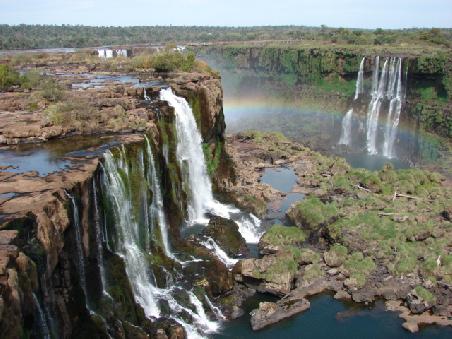 Links die brasilianische Seite, die nach der Regenzeit durch die Wassermassen komplett weiss ist, rechts die argentinische.