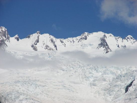 Unterhalb der knapp 3000 m hohen Gipfel wird der Schnee ganzjaehrig akkumuliert und langsam in Eis umgewandelt.