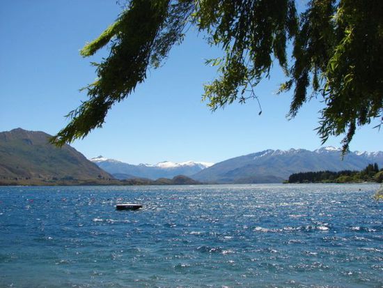 Der sturmgepeitschte Lake Wanaka mit den schneebedeckten Gipeln der Divide im Hintergrund.