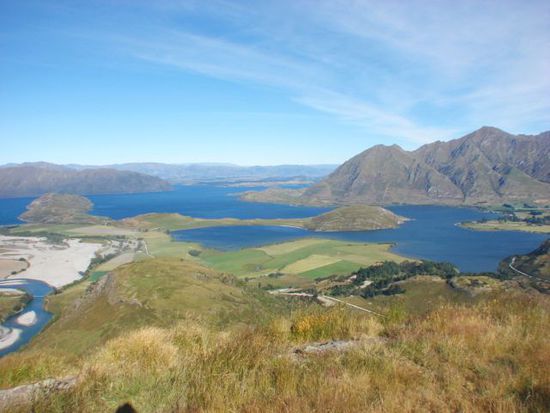 ... auf den Lake Wanaka mit seinen zahlreichen Buchten und Halbinseln.