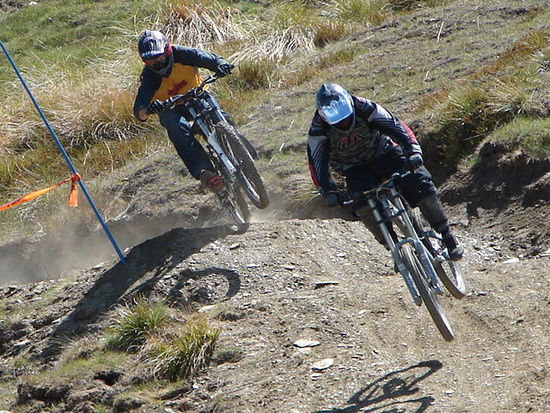 Am Coronet Peak wird im Winter Schi gefahren. Im Sommer steht der Oeffentlichkeit eine MB Downhillstrecke zur Verfuegung.