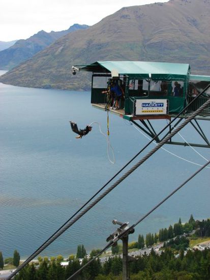 Alle drei Minuten springt jemand am Bob's Peak in Richtung Queenstown oder ...