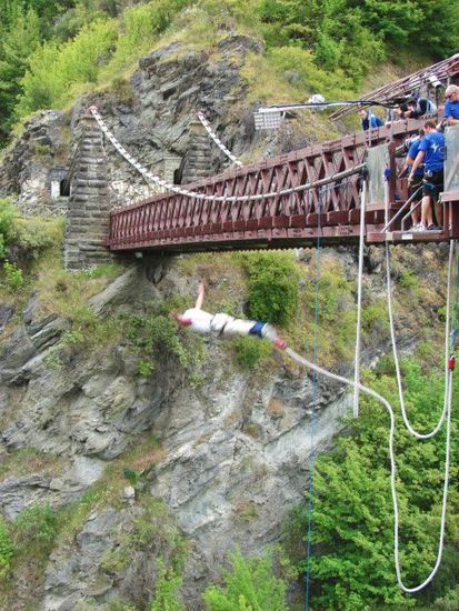 ... von der alten Bruecke Richtung Kawarau River.