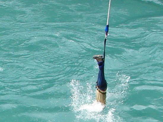 Nicht jeder der bis zu taeglich 230 Adrenalinsuechtigen taucht so weit in die kalten Fluten ein.