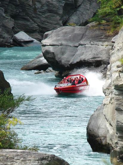700 PS treiben den Shotoverjet durch den engen Canyon.