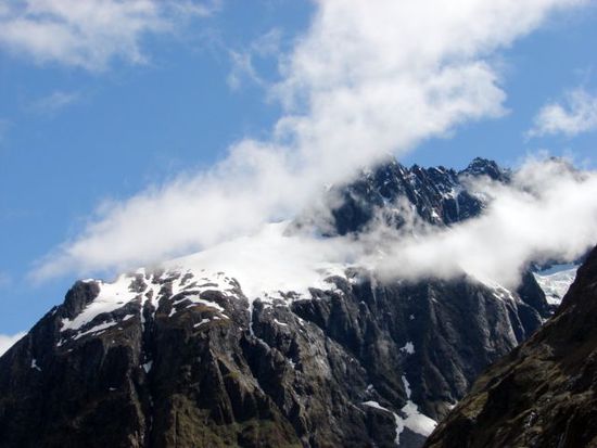 Links und rechts haengen kleine Gletscher auf den steilen Bergen,...