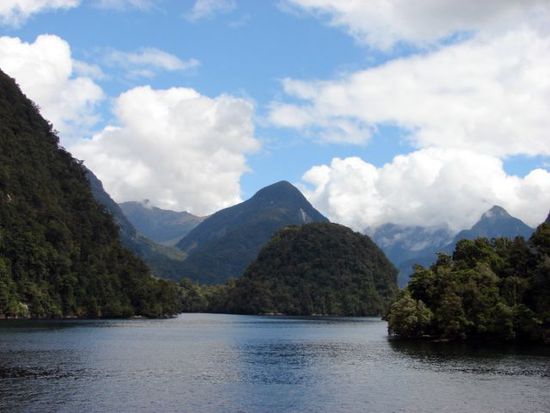 Inseln und Halbinseln praegen das Erscheinungsbild des Doubtful Sound.