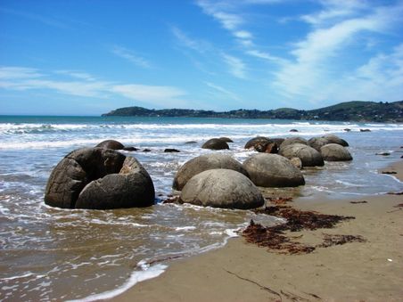 Ueber 30 Boulders hat das Meer aus den Kuestensanden ausgewaschen.