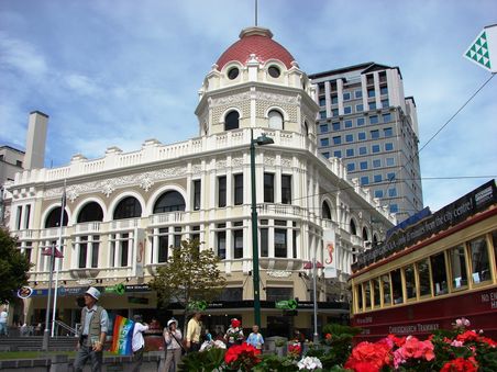 Eines der alten Gebaeude am Cathedral Square. Mit der City Railway laesst sich das Zentrum von Christchurch erkunden.