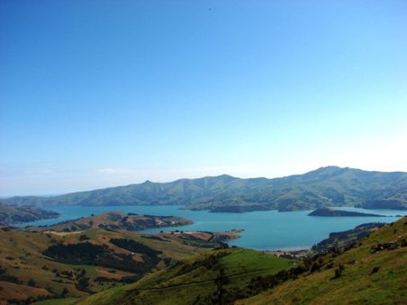 Blick ueber Banks Peninsula und Akaroa Harbour.
