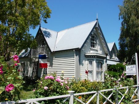 Aus der Zeit der ersten franzoesichen Siedler findet man in Akaroa heute noch alte Holzhaeuser, franzoesische Strassennamen, ...