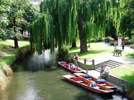 Der Avon River fliesst gemaechlich durch Christchurchs Zentrum.