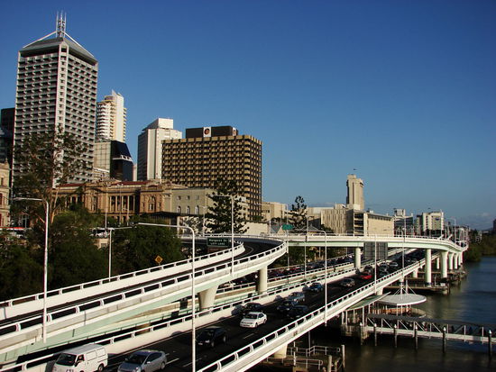 Um dem erhoehten Verkehrsaufkommen gerecht zu werden, wurden ueber dem Brisbane River Schnellverbindungen auf Stelzen errichtet.