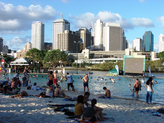 Auf der Southbank wurde eine grosse Lagune mit Sandstrand und Videowall errichtet, die gratis zu benutzen ist. Dahinter liegen der Brisbane River und am anderen Ufer der Central Business District.