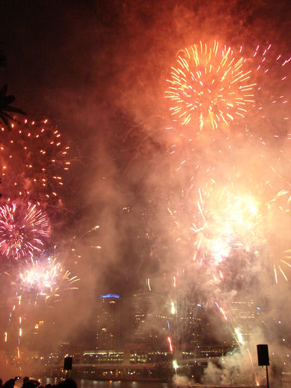 Zunaechst bekamen wir ein gewaltiges Feuerwerk ueber dem Fluss vor der Skyline geboten.
