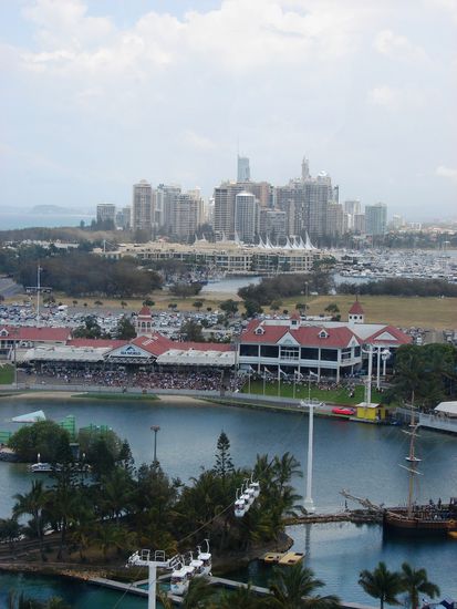 Blick ueber Seaworld auf das verregnete Surfers Paradise.
