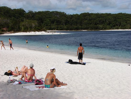 Das kristallklare Wasser des Lake McKenzie laedt zum Baden ein.