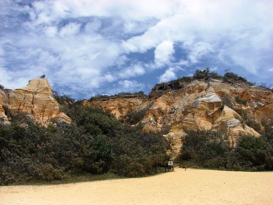 Die Pinnacles am 75 Mile Beach sind keine Felsen sondern verschiedenfaerbige Sande.