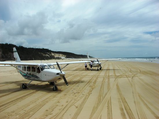 Sogar Flugzeuge landen am 75 Mile Beach um zahlungskraeftige Touristen zu einem Rundflug abzuholen.