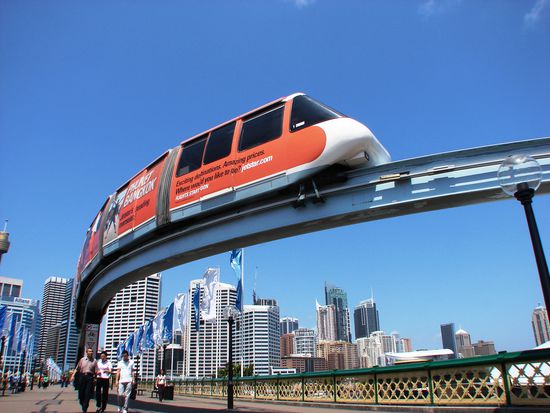 Die Monorail fuehrt rund um die City.
