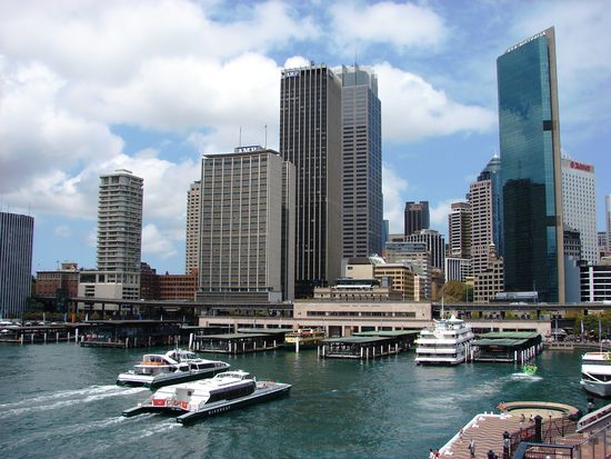 Circular Quay ist der zentrale Verkehrsknotenpunkt. Hier treffen Faehren, U-Bahn und Busse zusammen.