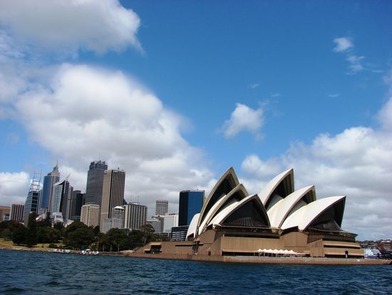 Der Blick auf Oper und CBD von der Faehre aus ist ueberwaeltigend.