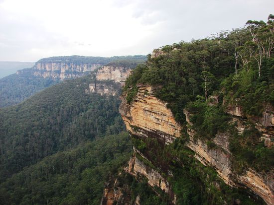 Bei einsetzendem Regen konnten wir noch rasch einen Blick auf einen der beeindruckenden Abbrueche des Sandsteinplateaus erhaschen.