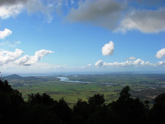 Blick ueber die Shoalhaven Coast. Die Buchten, Flussmuendungen und Halbinseln sind typisch fuer die Suedkueste von NSW.