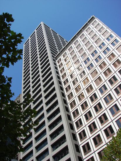 Zwei der zahlreichen Betonkaesten in Melbournes Central Business District.