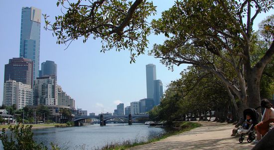 Blick ueber den Yarra River: links Southgate, rechts die City.