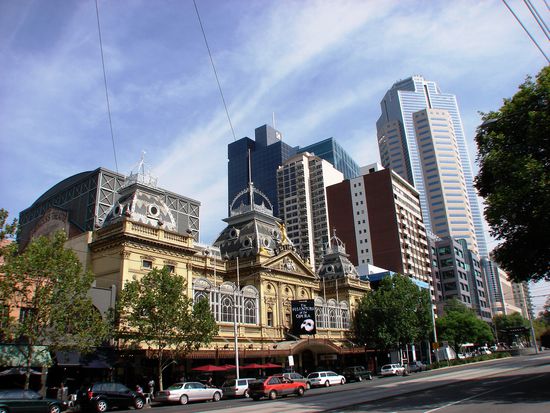 Das Princess Theater vor den Buerotuermen.