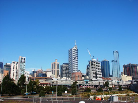 Die Skyline Melbournes von den Docklands aus.