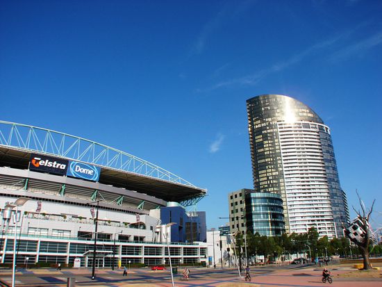 Am Westende der City enstehen rund um das riesige Telstra Dome neue Appartmentbloecke in interessantem Design.