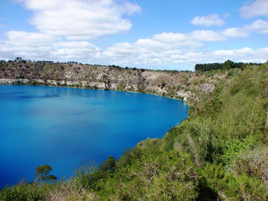 Der Blue Lake im Krater eines erloschenen Vulkans traegt seinen Namen wohl zu recht!