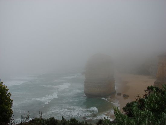 Kurz danach waren die Felsen voellig im Nebel verschwunden.