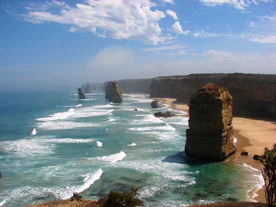 Bei Sonnenschein sehen die 12 Apostel, von denen nur mehr acht stehen, wesentlich imposanter aus.