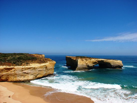 London Bridge: als vor einigen Jahren die linke Bruecke einbrach waren Touristen mehrere Stunden auf der neuen Insel gefangen.
