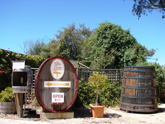 Villa Tinto, der kleinste Winzerbetrieb im Barossa. Im kleinen Fass links haengt ein Telefon um sich zur Verkostung anzumelden.