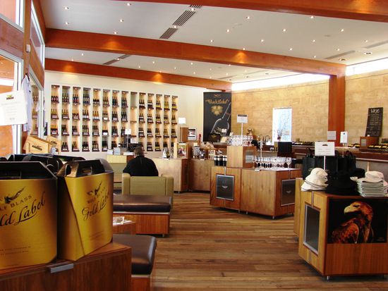 Ganz anders der mondaene Bau der riesigen Wolf Blass Estate, die wie einige andere Grossbetriebe auch von Foster Beer gekauft wurde.