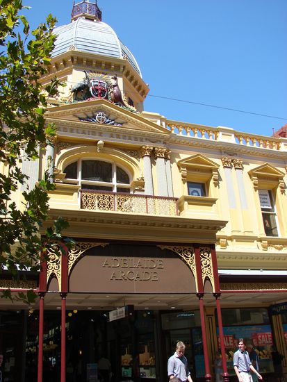 Die ehrwuerdige Adelaide Arcade fuehrt von der Fussgaengerzone weg.