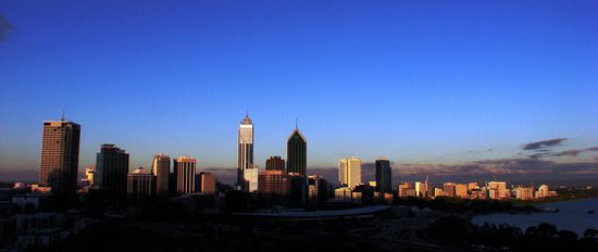 Besonders in der Abensonne ist die Skyline von Perth beeindruckend.