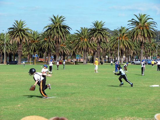 Auf der riesigen Gruenflaeche zwischen CBD und Swan River wurde am Samstag ein grosses Baseballturnier fuer Kinder ausgetragen.