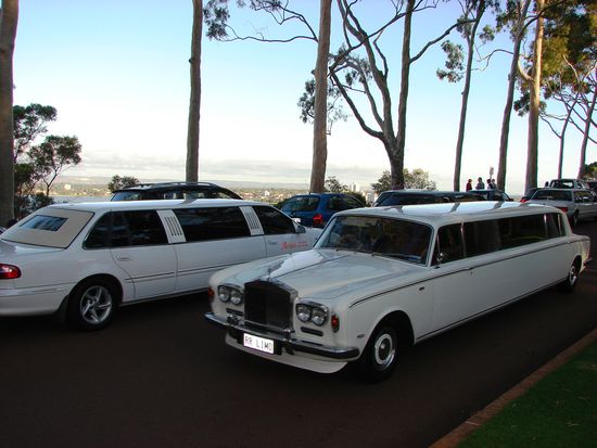 Zwei der zahlreichen Stretchlimosinen, ...