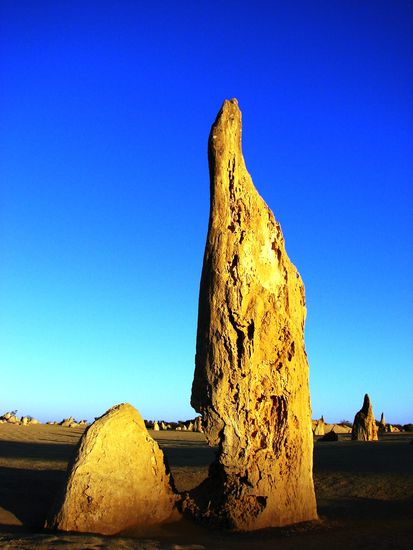 Winderosion hat die Oberflaeche der Felsen zerklueftet.
