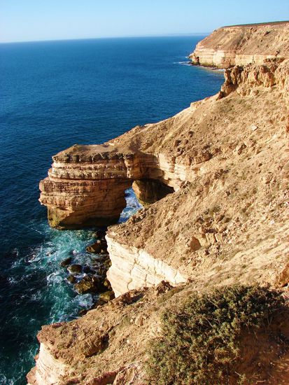 Zerklueftete Steilkueste suedlich von Kalbarri.