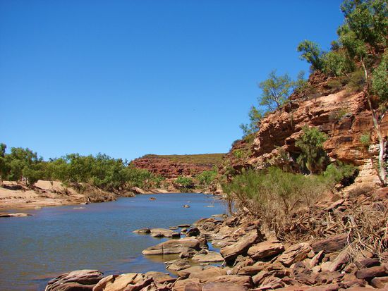 Im Sommer steht das Wasser im Murchison River in isolierten Lacken.